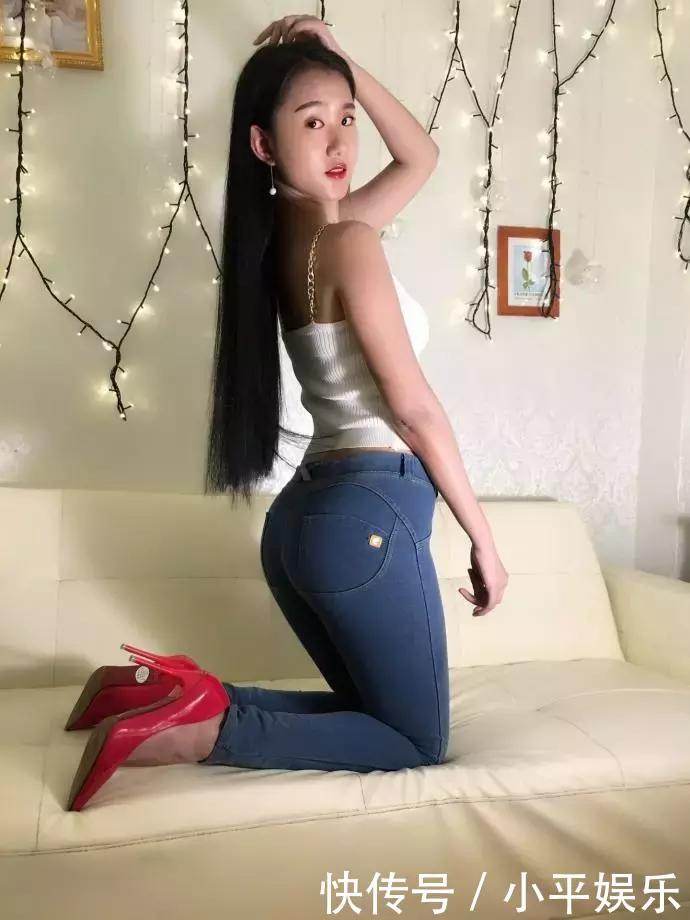 街拍:紧身牛仔裤风光无限,小姐姐火辣身材让夏天都燥热了起来！