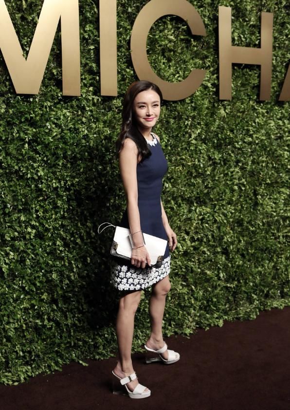 秦岚亮相活动超有范，网友:气质无敌可是这脸崩的也太快了!