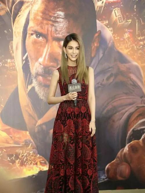 昆凌穿粉色亮片裙秀好身材,网友:真不信你是两个孩子的妈!