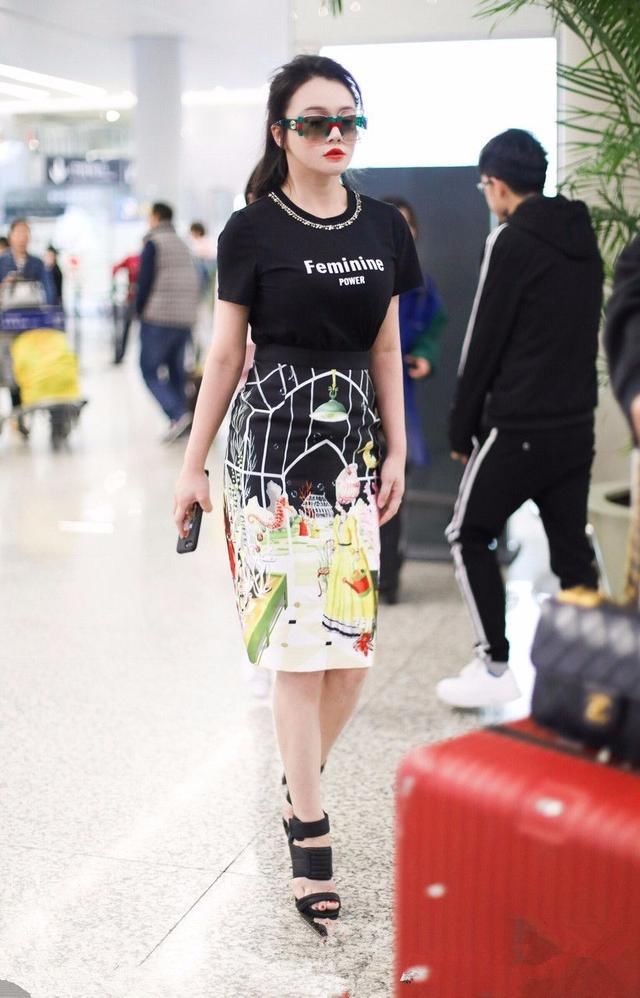 冉莹颖的“时尚”真难懂,短裙外还配两块挂布,丑的没底线!