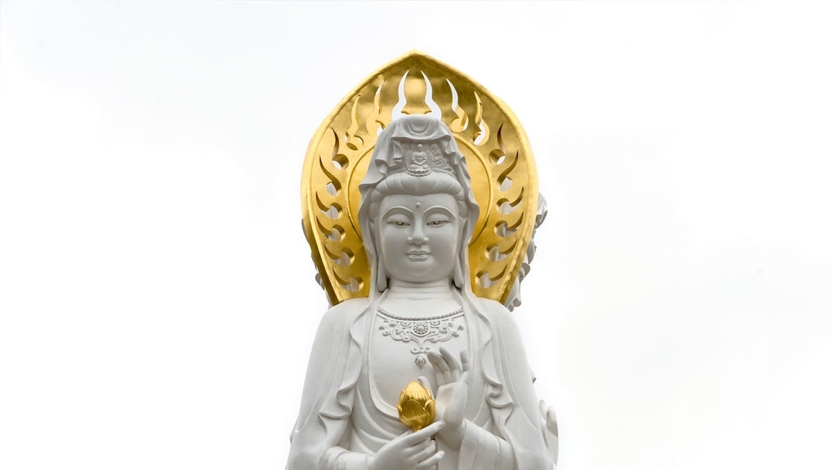 东北深山藏着一座观音像，是三亚观音像的“前身”，曾屡现佛光