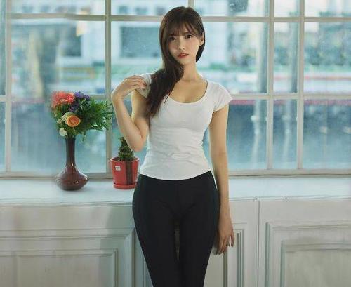 丰臀打底裤小姐姐，紧身凸显迷人曲线，尽显女神独特的气质！