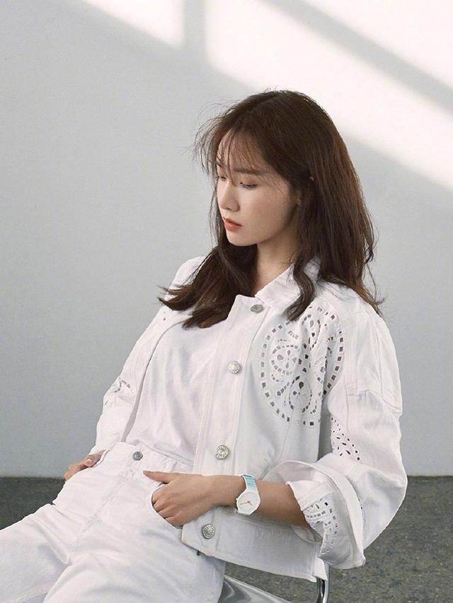 林允儿造型成迷，一身西装帅气十足被她的珍珠拖鞋抢镜！