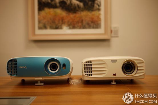 秋风评投显 篇四:入门级4K投影怎么选?Viewsonic 优派 PX727-4K 对比 BenQ 明基TK800