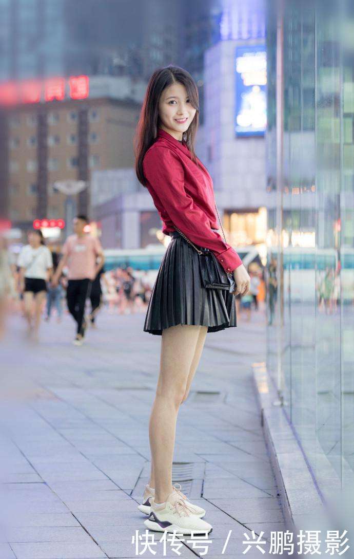 重庆街拍, 修身裙的美丽, 即使一个背影, 都让人过目不忘