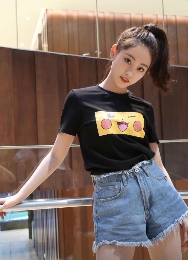  祝绪丹：祝绪丹高颜值任性，扎马尾辫搭配黑色的连体裤，秒变成初恋女友