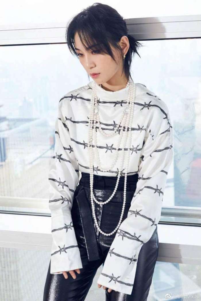 周笔畅狂甩20斤, 瘦到可以塞进去两条裤子, 看得我眼睛发亮