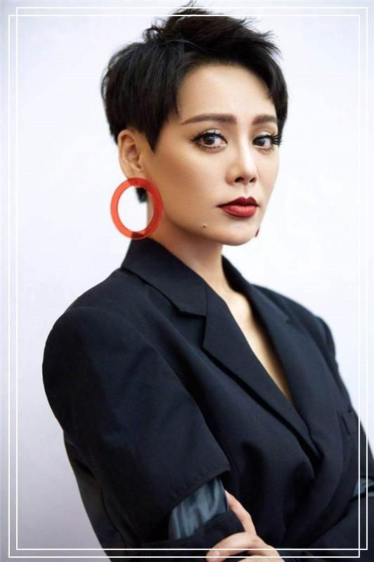 宁静真大胆！西装下系两块布就当裙子穿，网友：越老越豁出去了！