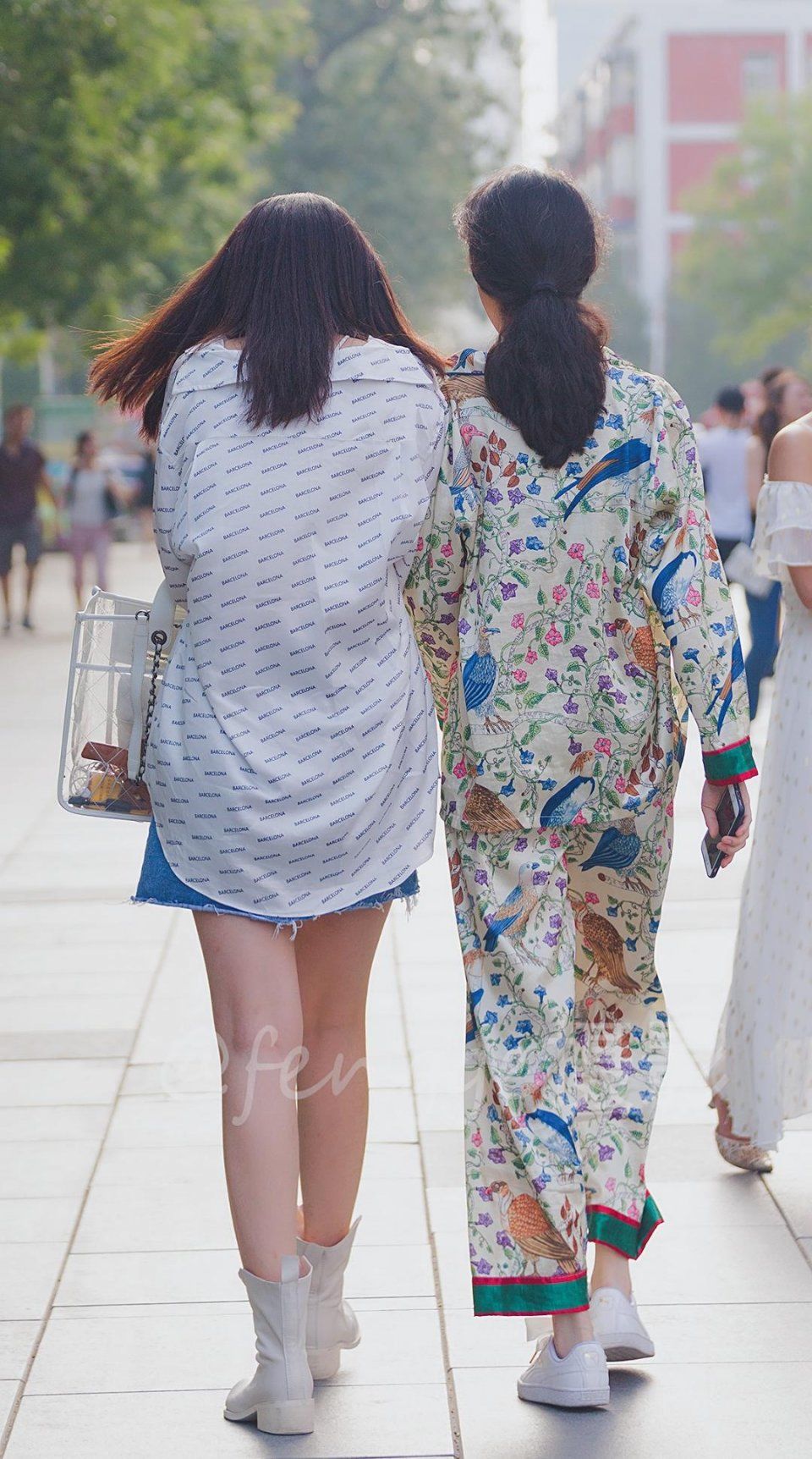 大热天，穿真丝睡衣逛街的姑娘，换上闺蜜的小皮靴或许更完美