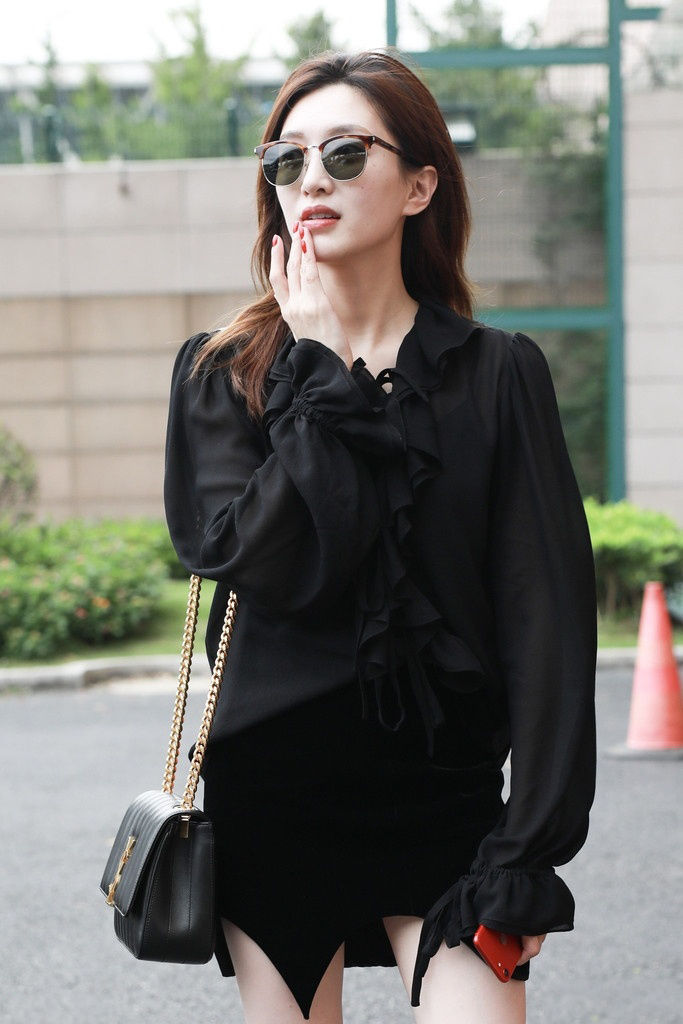 江疏影真厉害,黑衣黑裙展现婀娜身姿,网友:看腿就够了