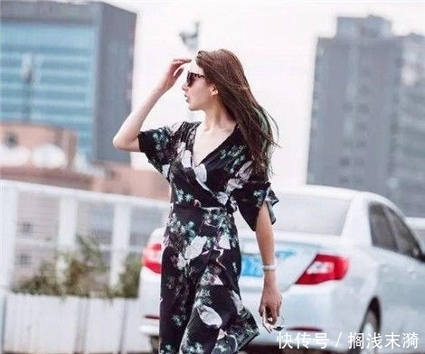 「蕾丝」街拍:高颜值的小美女,身穿黑色蕾丝,实在甜美