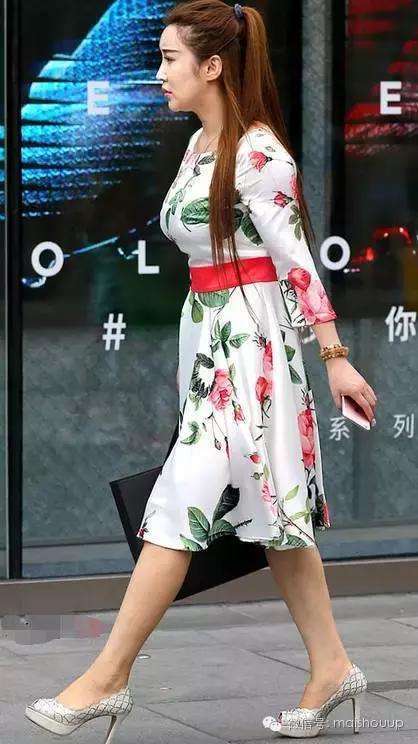 街拍：30多岁的成熟美人，身材略显走样也不影响她的魅力!