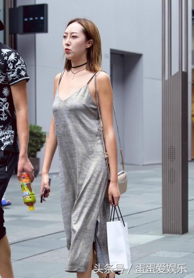 知性小姐姐真空睡衣裹出饱满上围,浑身散发着诱人的魅力