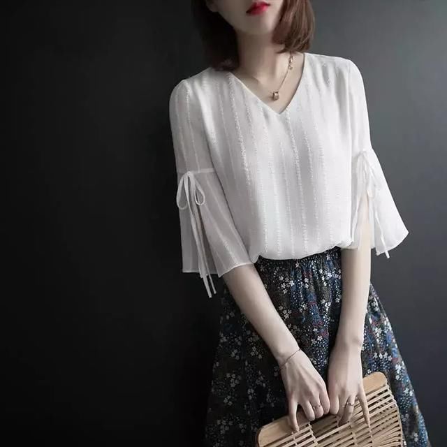 回头率爆棚的雪纺套装，香肩微露，优雅中还透着小性感