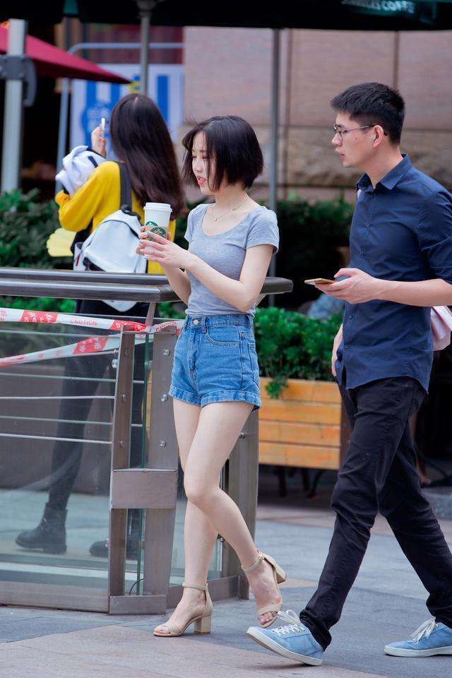 街拍: 小姐姐桃腮带笑、肌肤细腻, 勾勒迷人身材!