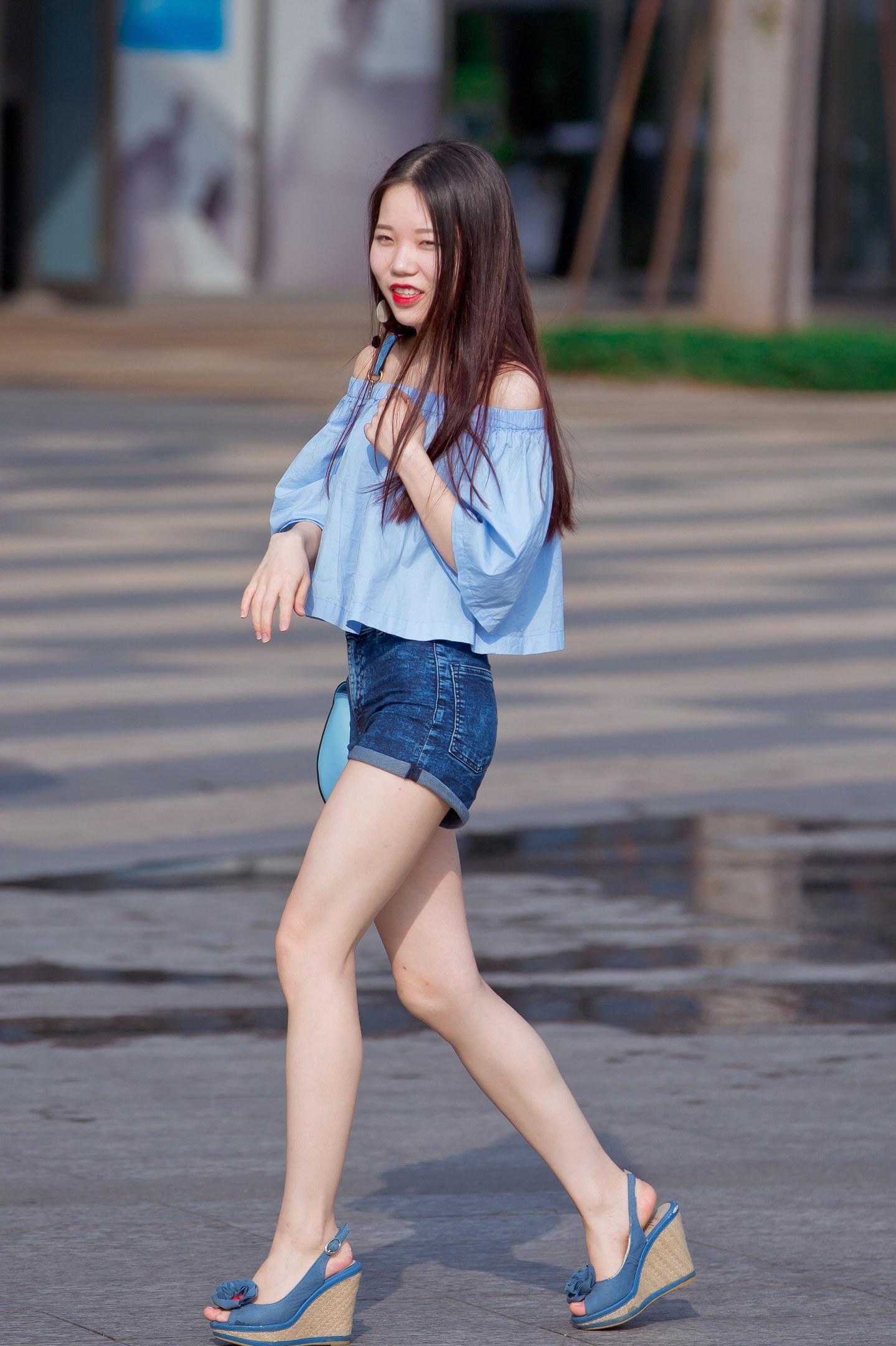街拍：红唇美腿牛仔短裤，这个妹子美的不要不要的