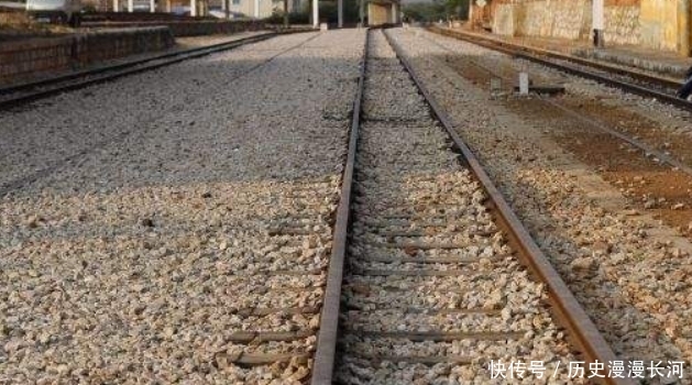 火车轨道经常生锈，为何不改用不锈钢材料？原因让游客表示长知识