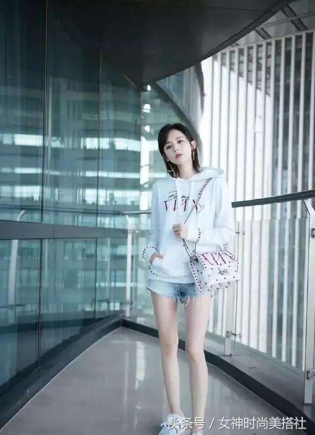 是时候穿卫衣了，没有它的秋天不敢想象