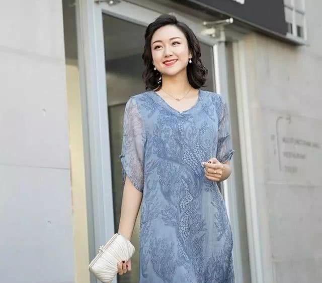 『女人』建议四十岁女人，早秋就穿这几款裙装，趁年轻赶紧美起来