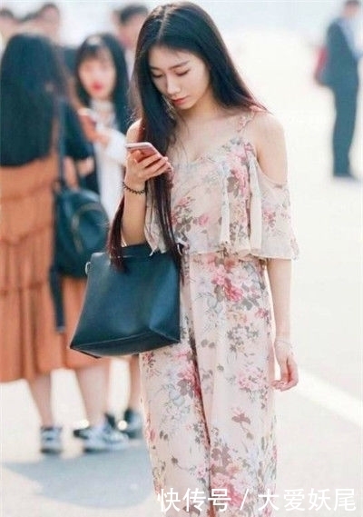  「动人」街拍：吊带碎花套装的小美女，专注手机表情唯美动人，充满朝气