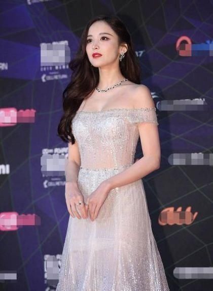  红毯：古力娜扎一袭银色露肩长裙亮相红毯 如同仙女下凡美丽迷人
