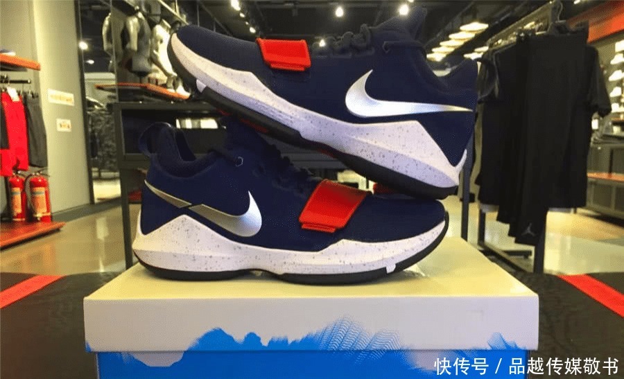 穿着|穿着“阿迪”的球鞋,去“耐克”专卖店买鞋,导购员会怎么看待?