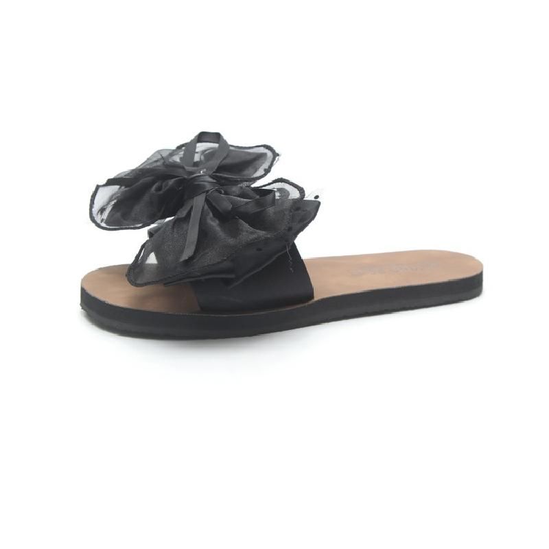 在女人眼里，这几款凉鞋小巧玲珑的设计，超显小女人的气息