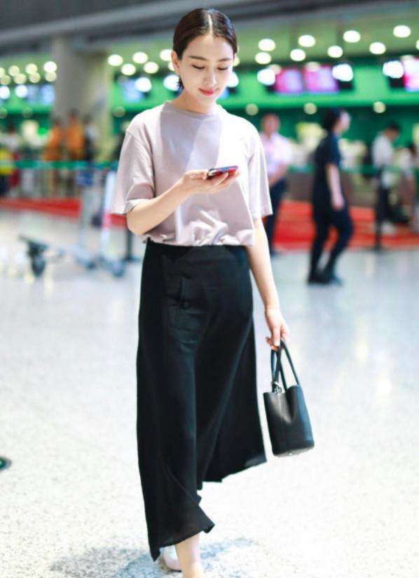 马苏厉害了, 这是把裤子穿成了裙子? 还蛮好看的!