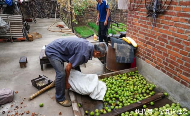  老两口@固执的农村老爸老妈：老房老院难舍，城里再好不是我的家
