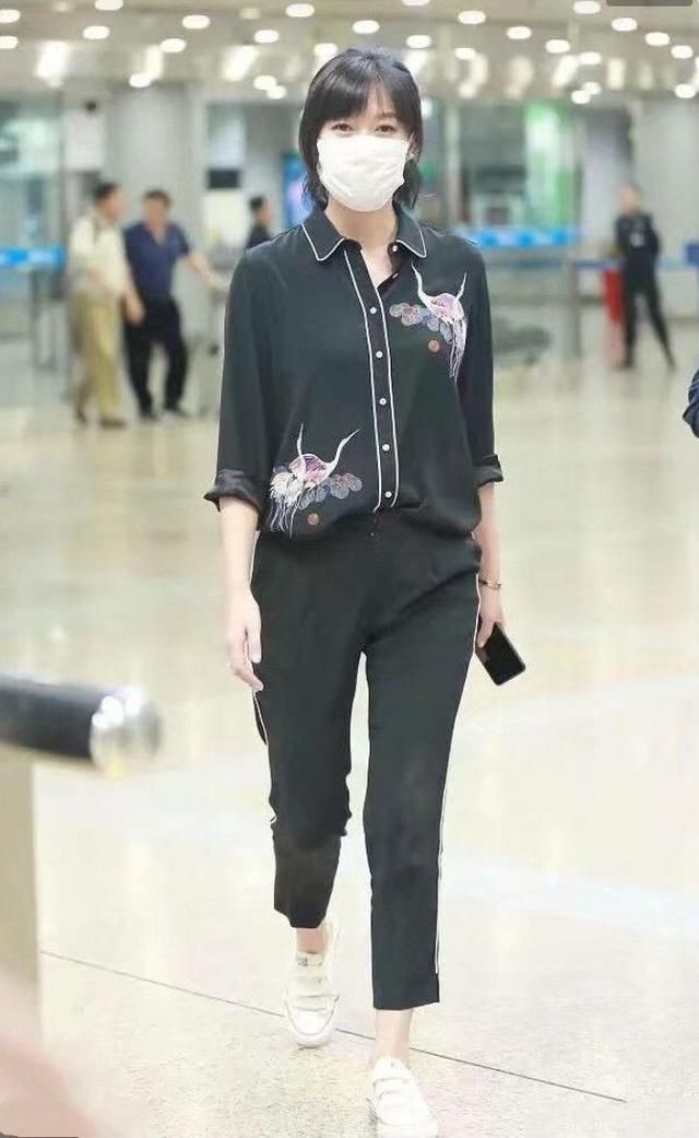 岁月是把美容刀，徐静蕾早年照片土掉渣！