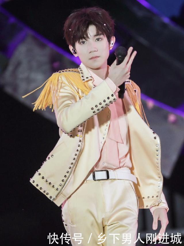 TFboys五周年，王俊凯帅气，王源流星妆惊艳，千玺女装不羁