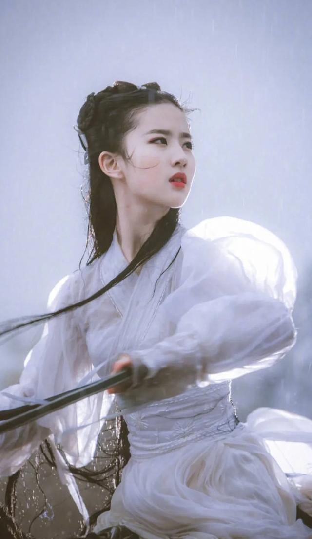 『 复古』穿蓝金旗袍复古典雅，网友：黄金腰臀比，16岁的刘亦菲太绝色