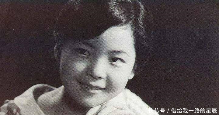 『实拍』实拍邓丽君墓地: 因歌迷长期贴照片, 早已失去原来的样子