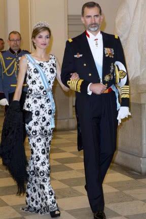 西班牙国王和王后穿的有点尴尬？风格完全不同，却满脸的幸福感！