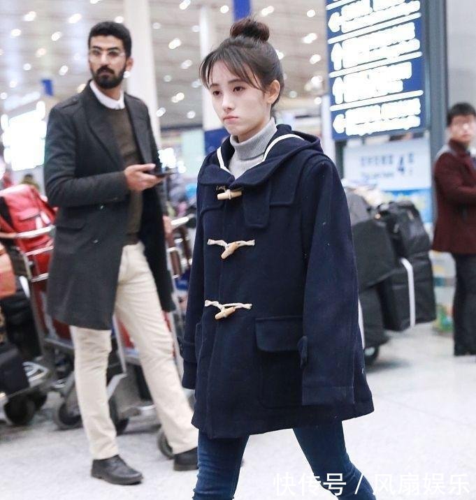 鞠婧祎这小可爱在机场站着都能睡着, 网友: 这是有多困啊?