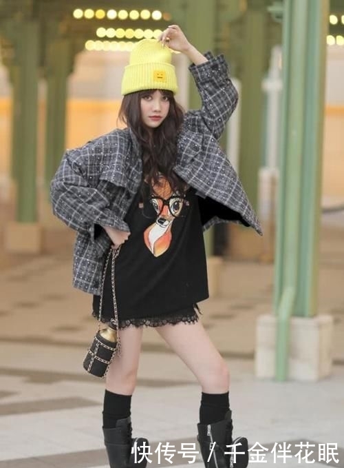  「就能够让」早就说马丁靴out了，这双“耳机靴”才是爆款，配短裙巨显腿长