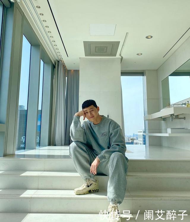  #宽松#休闲风如何穿出时尚感？明星亲身示范，教你时尚又好看