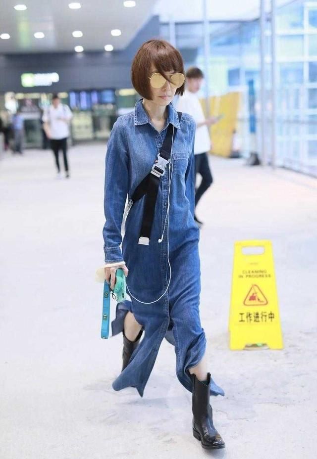  时髦：著名主持人陈鲁豫终于穿对衣服，一袭牛仔连衣裙长裙，减龄时髦