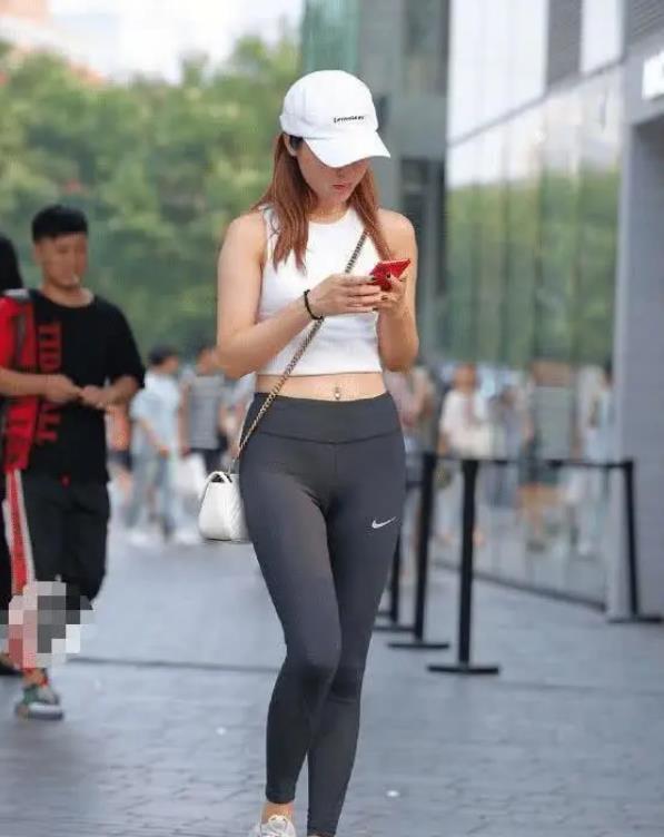  【长袖】街拍：丹唇外朗的小姐姐，一件灰色长袖连衣裙，时尚女性优雅