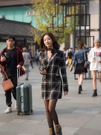 『女人』路人街拍,小姐姐黑色长款外套搭黑色牛仔短裤,非常显女人气质