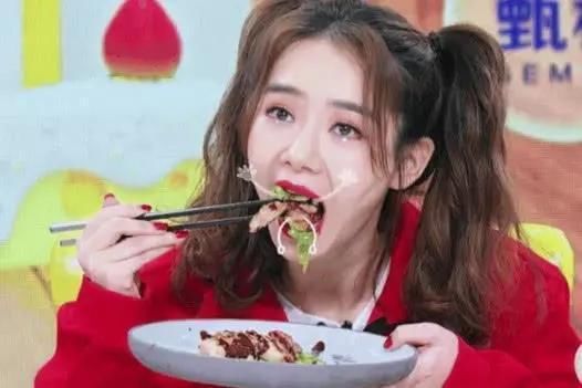 明星教你涂口红后如何吃东西！赵丽颖优雅，戚薇豪放，而他最机智