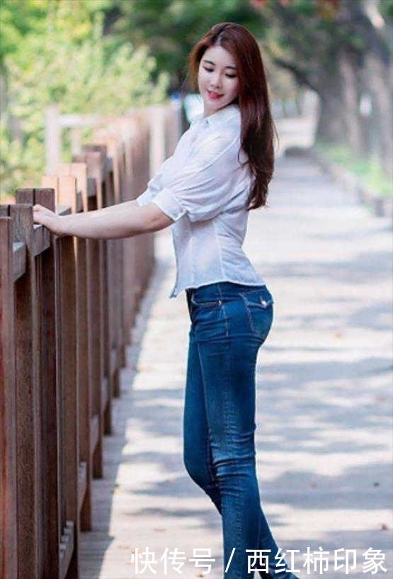 极品■街拍:身材火爆颜值高极品小姐姐被星探抓拍,旁边闺蜜的眼神亮了!