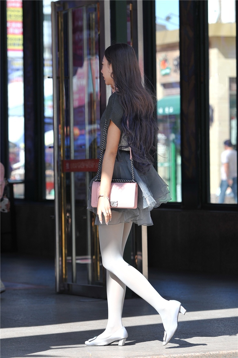 街拍：难得一见的灰丝细腿美女，女神雅典娜附体了