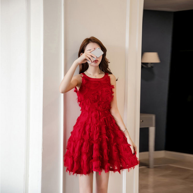 东莞姐姐真敢穿,女人“丰满点”包臀连衣裙,看了是不是“脸红