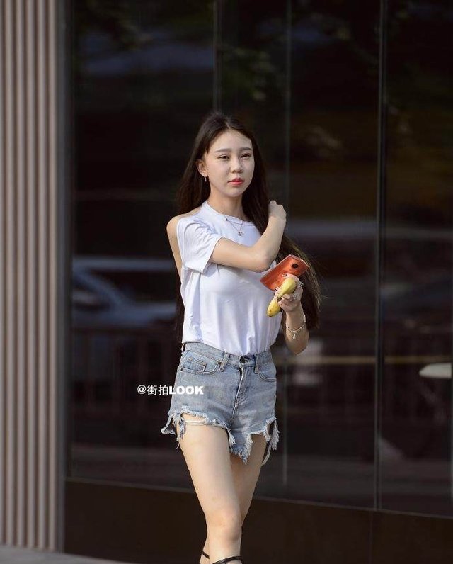 街拍 四川美女路人街拍, 吊带搭配破洞牛仔裤很清爽有女人味，这