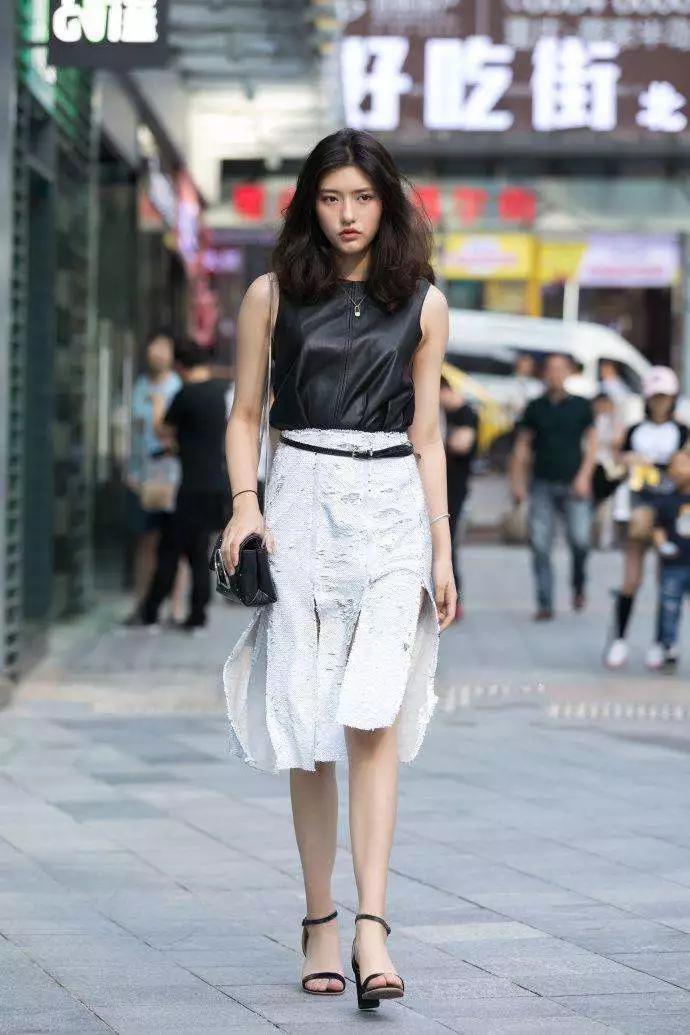  [辣妈]街拍：辣妈这斑点衣服, 看着眼花吧