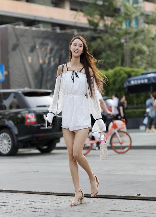 街拍：时尚靓丽有范的小姐姐，穿着看起来清爽自然很怡人！