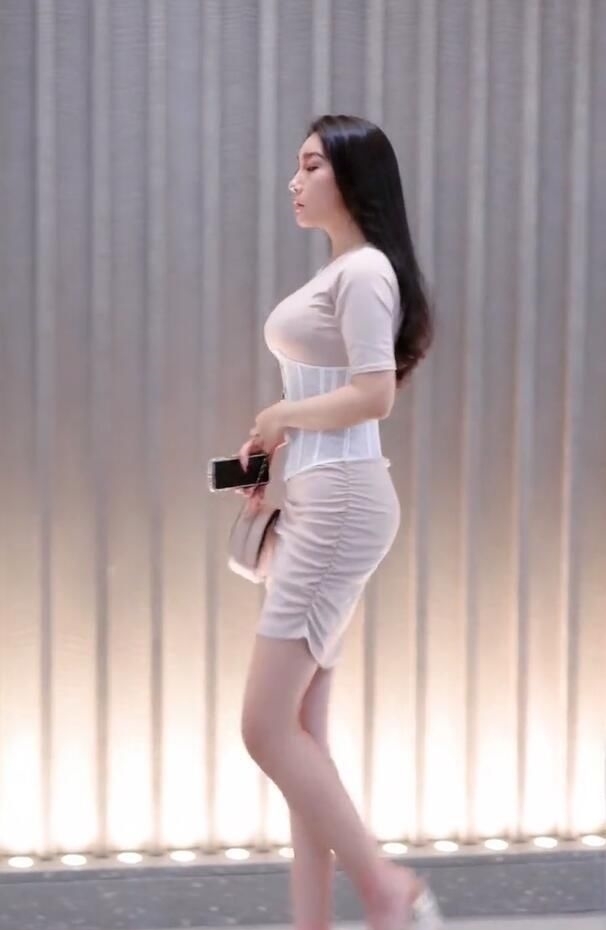  「出行」绑着束腰出行的美女，凸显出来的曲线没有真实曲线好看