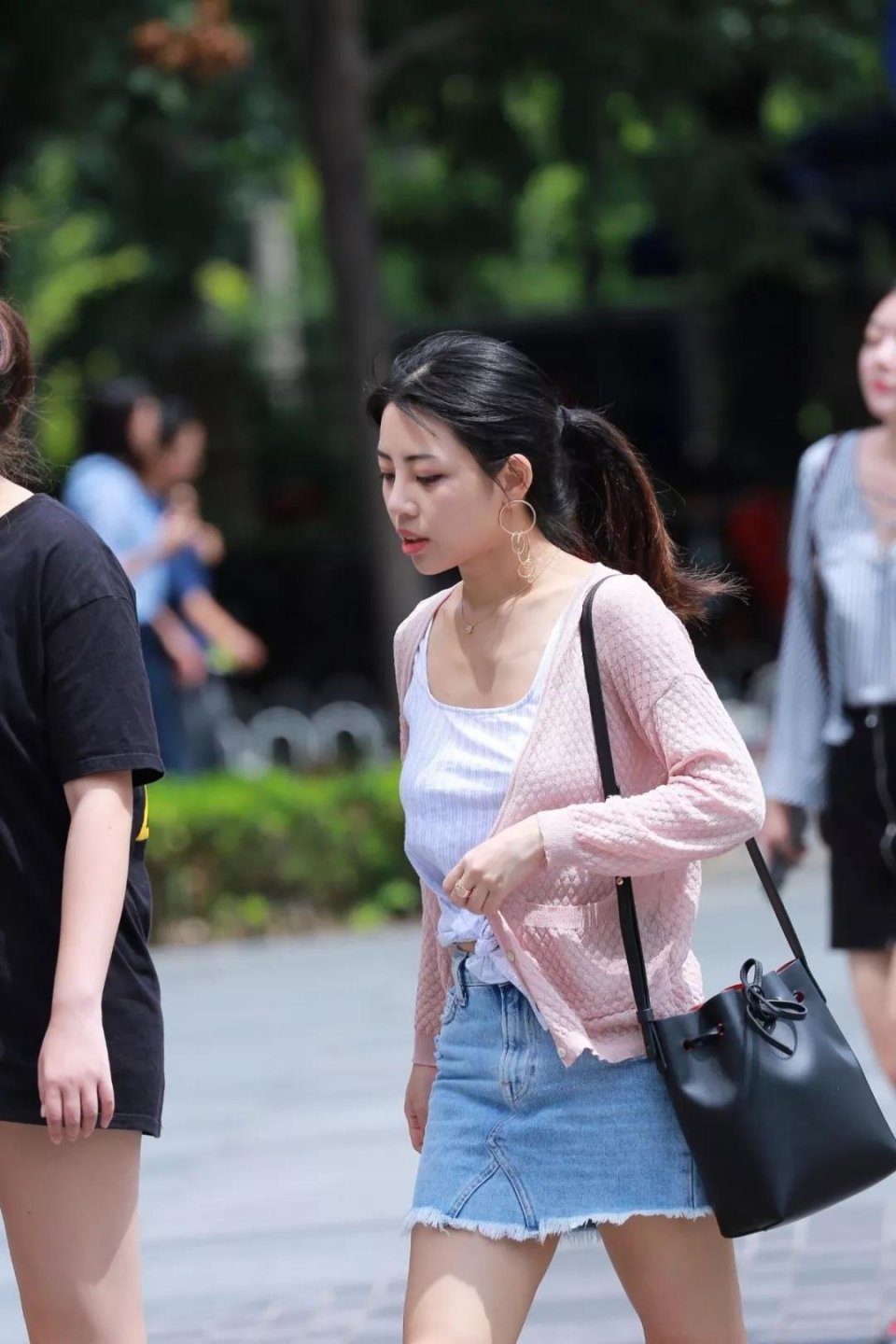 街拍：漂亮性感很动人的一个迷人性感美妇逛街