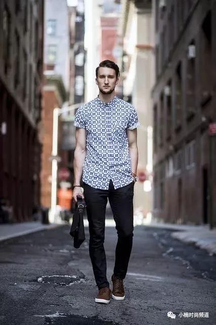 这个夏天不花不型！男士印花衬衫的都市+度假风时尚混搭技